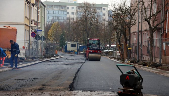 erzeit wird die Schwarzdecke auf die nun sanierte Stra&szlig;e gebracht (Foto: Pressestelle Stadt Nordhausen, Patrick Grabe)