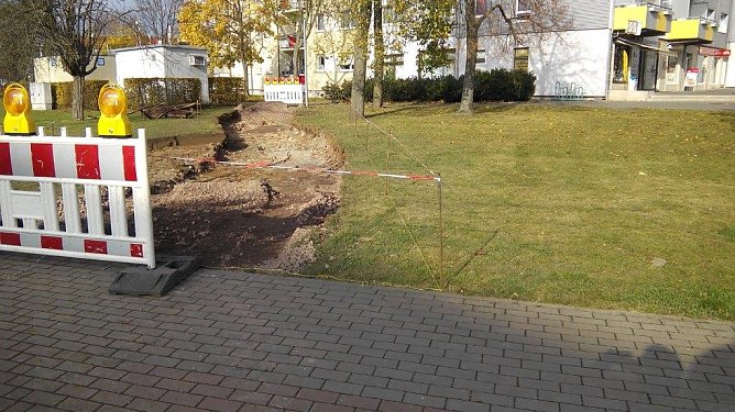  Heute ist er bereits f&uuml;r eine  solide  Gehwegverbindung ausgehoben. (Foto: Kurt Frank)