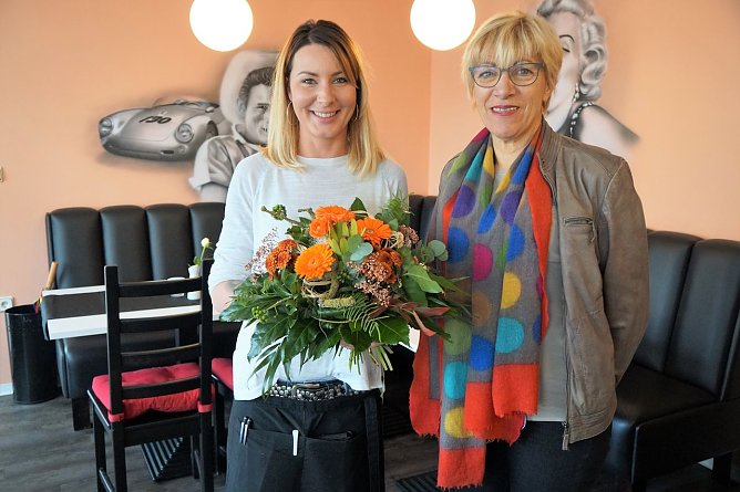 Renate Gruben &uuml;berbrachte Angelika Wilke (links) zur Gesch&auml;ftser&ouml;ffnung Gl&uuml;ckw&uuml;nsche (Foto: SWG)