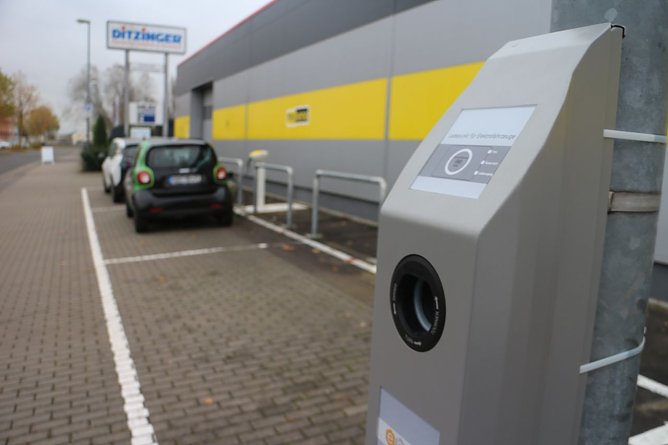 Ladestation an der Laterne - die Technik ist da (Foto: Angelo Glashagel)