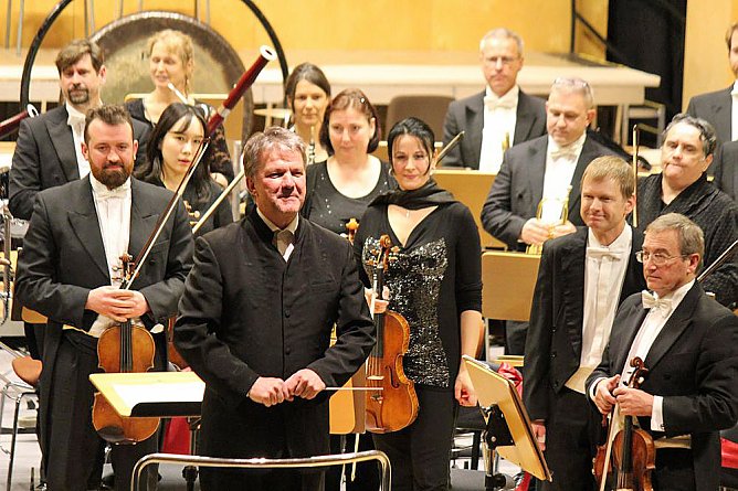 Urauff&uuml;hrung mit neuen St&uuml;hlen (Foto: Karl-Heinz Herrmann)