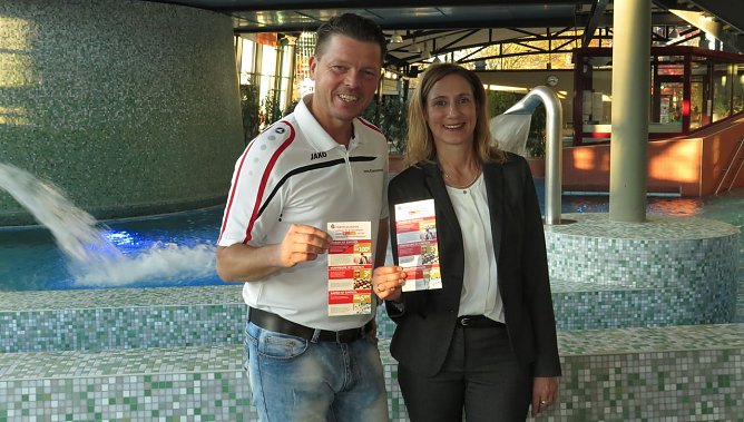 Sandra Hoyer und Jens Eisenschmidt mit den Info-Flyern (Foto: nnz)