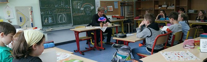 Dirk Adams liest in der Montessori-Grundschule (Foto: nnz)