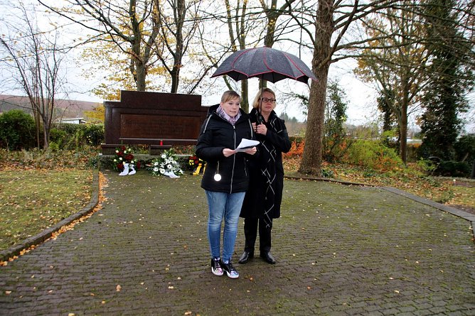 Mitglieder des Nordh&auml;user Stadtrats und der Kirchen haben am Sonntag mit B&uuml;rgermeisterin Jutta Krauth anl&auml;sslich des Volkstrauertags der Opfer von Krieg und Gewaltherrschaft gedacht. (Foto: Patrick Grabe, Pressestelle Stadt Nordhausen)