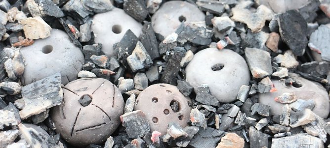Experimentelle Arch&auml;ologie am Herder-Gymnasium (Foto: Angelo Glashagel)