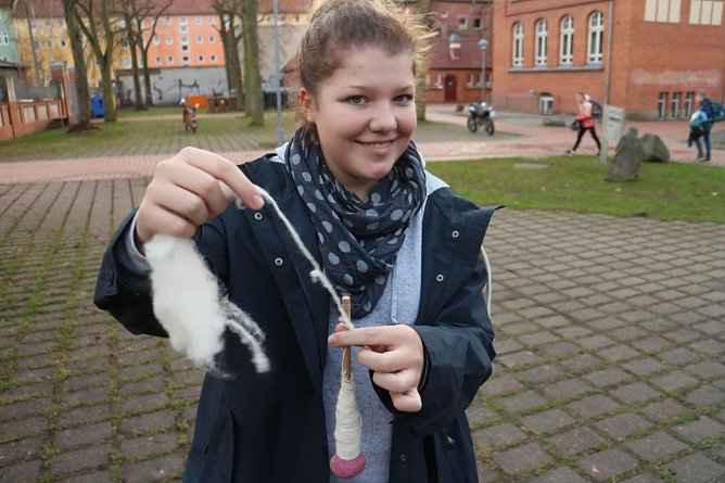 Alles Handarbeit - Sch&uuml;lerin Emely mit einer Handspindel (Foto: Angelo Glashagel)