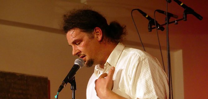 Chr. Zschunke ist auch immer wieder als Solostimme w&auml;hrend des Konzerts zu h&ouml;ren (Foto: R. Englert)