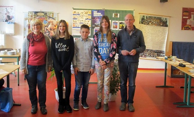 VOn links: Barbara B&auml;rwinkel, Angelina Buschky (Schulsiegerin), Hannes Willerbach (2. Platz), Melissa G&uuml;rgen (3. Platz), Dietrich Rose (Foto: privat)