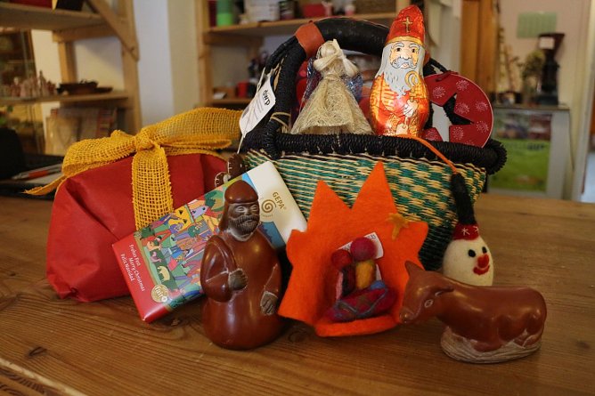 Faires Fest unter dem Weihnachtsbaum (Foto: Angelo Glashagel)