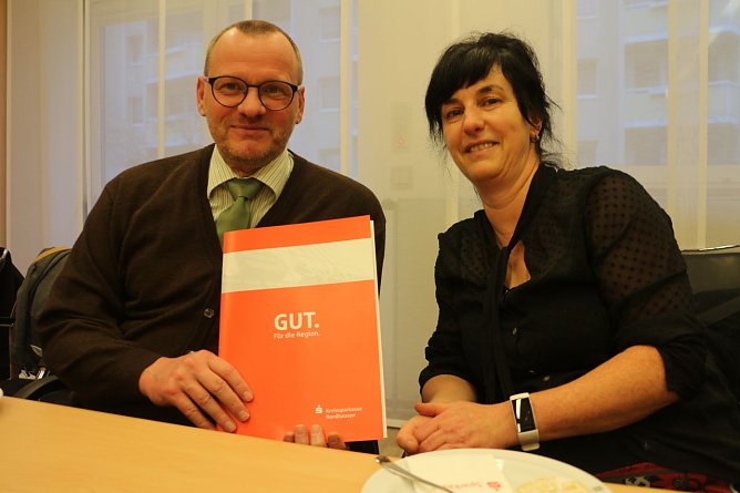 Schulleiter Karsten Spie&szlig; und Sabine Schreiber: helfen auch jenseits der Teilhabe (Foto: Angelo Glashagel)