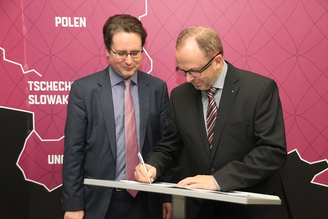 Unterzeichnung der Kooperation (Foto: Schulamt)