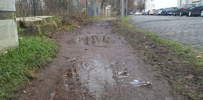Ein Teil des Gehweges wurde erneuert, dieser Teil nicht (Foto: nnz)