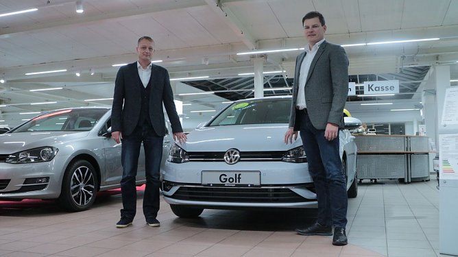 Vertriebsleiter Ronny Schwolow (links) und Gesch&auml;ftsf&uuml;hrer Sascha Albertsmeyer - Zahl der Autos im eigenen Besitz wird zur&uuml;ckgehen (Foto: Angelo Glashagel)