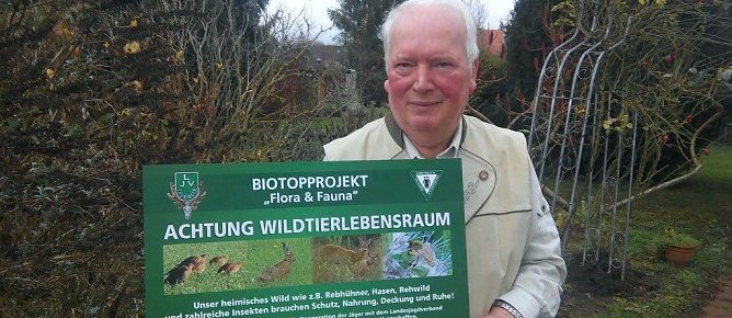 Dem weiteren Artensterben will Hartmuth Bauer durch aktiven Naturschutz Einhalt gebieten. Als Weidmann sieht er sich in der Pflicht, durch vielseitige Ma&szlig;nahmen neue Lebensr&auml;ume f&uuml;r Insekten und V&ouml;gel zu schaffen. (Foto: Kurt Frank)
