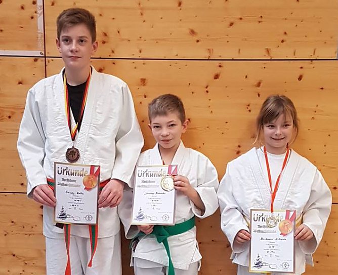 Melinda Bierbaum (wei&szlig;/gelb) bei ihren ersten Wettkampf, sie holte sich dabei Silber ab, Johannes Steinecke (gr&uuml;n) hat sich souver&auml;n  Gold geholt und Randy Gothe (orange/gr&uuml;n)  erk&auml;mpfte sich Bronze (Foto:  JSC 99 Heringen e.V)