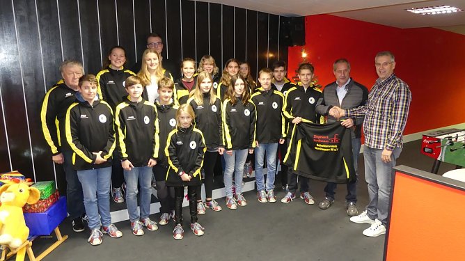 Thomas Sourell von der Ziegelwerk Nordhausen GmbH lobte bei der &Uuml;bergabe am 19.12. das Engagement f&uuml;r den Schwimmsport in Nordhausen (Foto: SVN '90 Nordhausen)