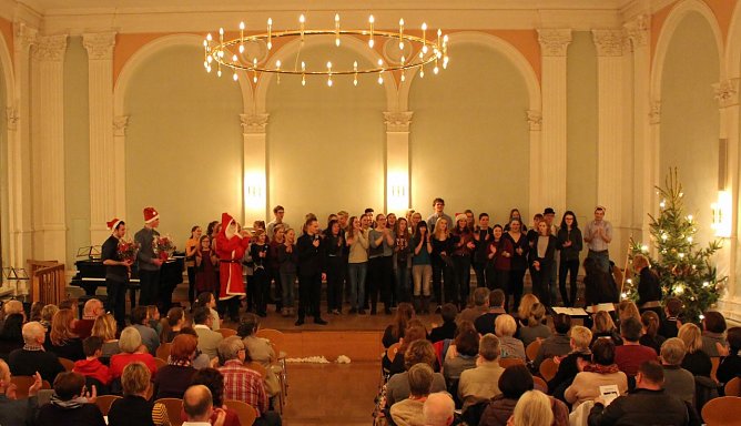 Weihnachtskonzert im Humboldt-Gymnasium (Foto: Sandra Sacher) Weihnachtskonzert im Humboldt-Gymnasium (Foto: Sandra Sacher)