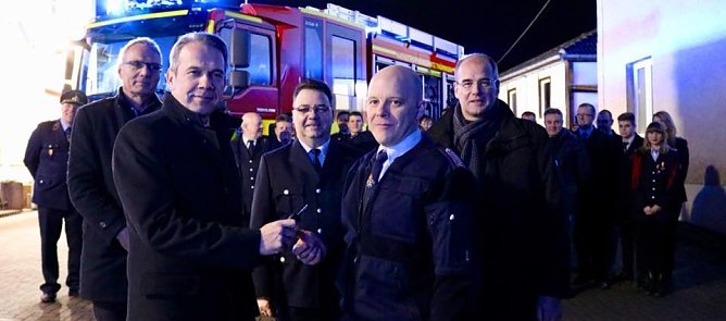 L&ouml;schfahrzeug &uuml;bergeben (Foto: J. Piper)