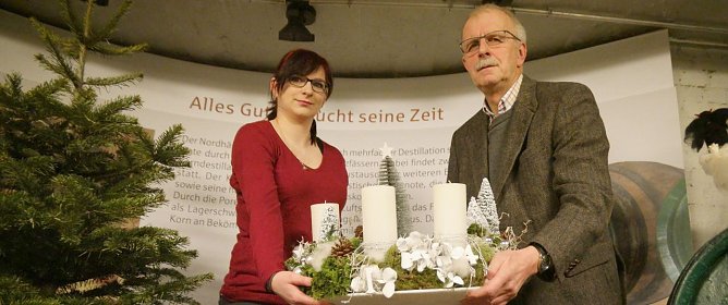Kathi Kraft und Jochen Einenckel mit dem Lieblingskranz der Besucher (Foto: nnz)