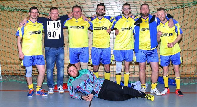 Die Mannschaft von Henningbau beim Fußballturnier (Foto: Ivonne Fritsche-Ulrich) Die Mannschaft von Henningbau beim Fußballturnier (Foto: Ivonne Fritsche-Ulrich)