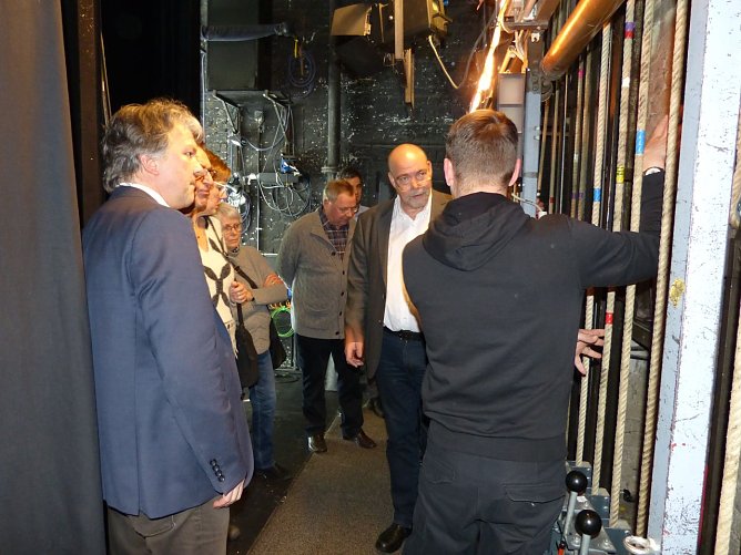 B&uuml;hnenmeister Tilo Bormann demonstriert die von Hand zu bedienenden Konterz&uuml;ge (Foto: Birgit Susemihl)