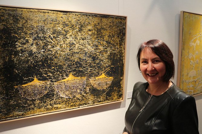 Die Grafik wird aus der Fl&auml;che geholt, mit unterschiedlichsten Mitteln - Susanne Hinsching, Leiterin des Kunsthauses (Foto: Angelo Glashagel)