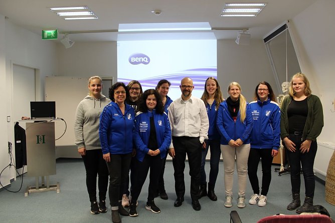 &Uuml;ber 40 Besucher verfolgten interessiert den Vortrag von Dr. Olaf Rose.  Darunter waren auch die Trainer und Jungschiedsrichter des Handballvereins SV Gl&uuml;ckauf Bleicherode anwesend (Foto: Helios Klinik Bleicherode)
