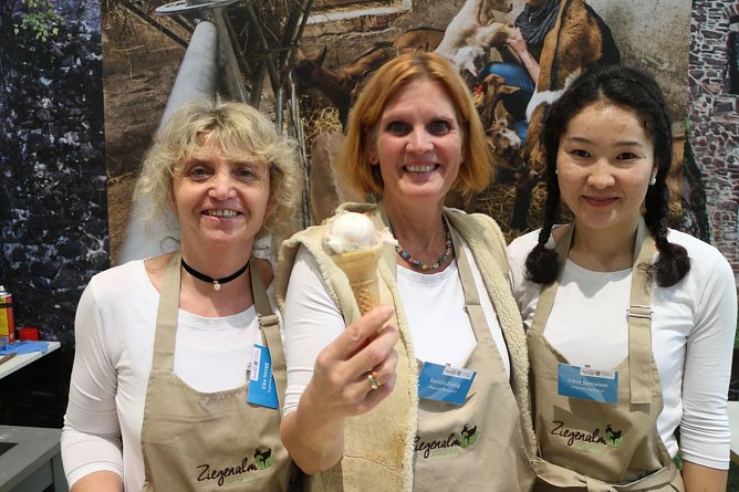 Kerstin Liebig (Mitte) mit ihren Kolleginnen Elke Hoegg und Umut Samarbek (Foto: Angelo Glashagel) Kerstin Liebig (Mitte) mit ihren Kolleginnen Elke Hoegg und Umut Samarbek (Foto: Angelo Glashagel)