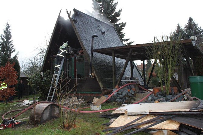 Ausgebrannt Gartenlaube in Nordhausen (Foto: Landespolizeiinspektion Nordhausen) Ausgebrannt Gartenlaube in Nordhausen (Foto: Landespolizeiinspektion Nordhausen)