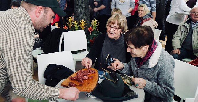 Das letzte Naturprodukt: der Wildhandel Bauer hat es im Angebot (Foto: Angelo Glashagel)