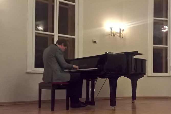 Weltklassik am Klavier mit Pianist Slawomir Saranok (Foto: B&auml;rbel und Karl Ballhause)