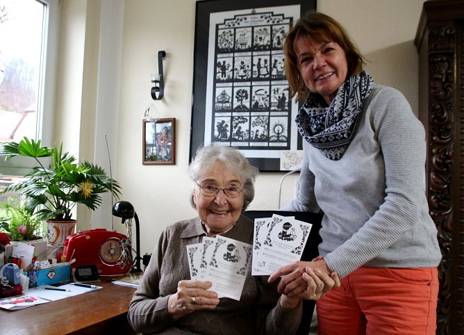 Birgit Adam (rechts im Bild) &uuml;berbrachte ihr heute die ersten Karten, die es nun ab sofort in der Stadtinformation f&uuml;r 0,50 � zu kaufen gibt. (Foto: Ilona Bergmann, Pressestelle Stadt Nordhausen)