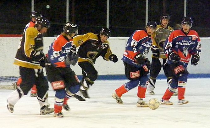 Wölfe beim Eisfußball (Foto: R. Koch) Wölfe beim Eisfußball (Foto: R. Koch)