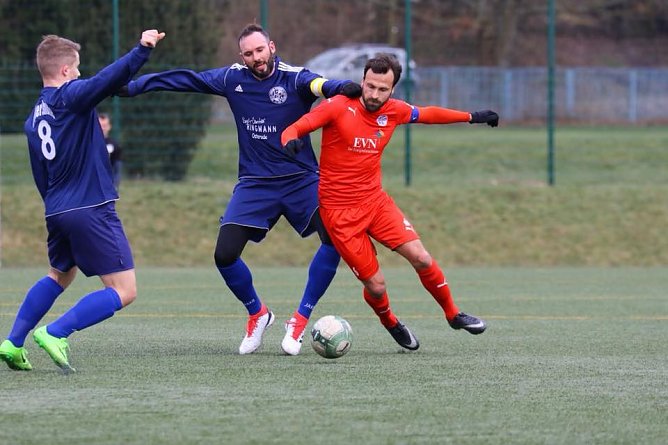 Becker setzt sich gegen zwei Tuspo-Spieler durch (Foto: Wacker 90 Nordhausen)