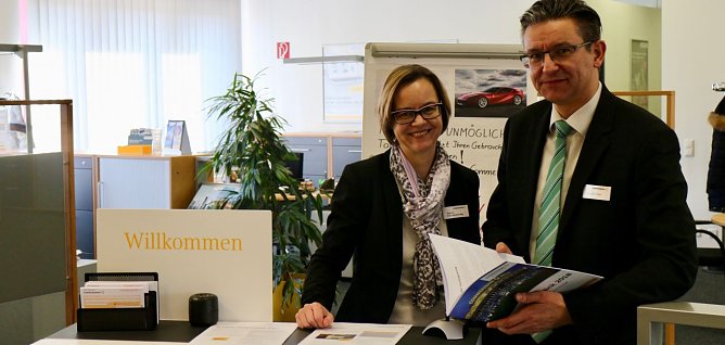 v.l.: Sabine Schanzmann-Wey und Filialleiter Andrew Brotr&uuml;ck - Nordh&auml;user Commerzbank hat sich positiv entwickelt (Foto: Angelo Glashagel)