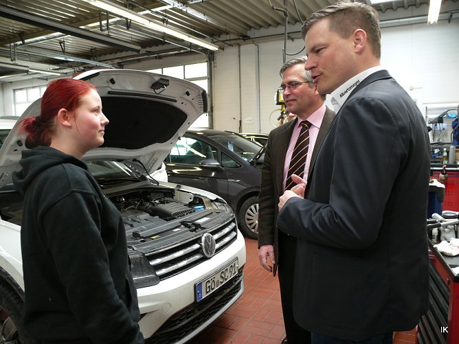 Im Gespr&auml;ch mit Praktikantin (Foto: Ilka K&uuml;hn)
