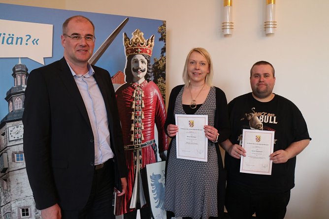 Bevor man diskutierte wurden zwei neue Mitglieder im Beirat begr&uuml;&szlig;t: Nancy K&auml;mmerer und Daniel Pflugmacher, erhielten ihre Ernennungsurkunde von Landrat Matthias Jendricke (Foto: Angelo Glashagel)