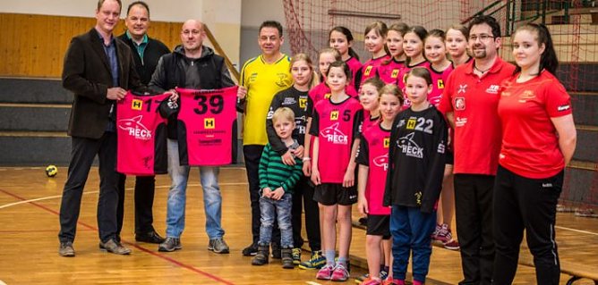 Spielkleidung &uuml;bergeben (Foto: M. Caspari)