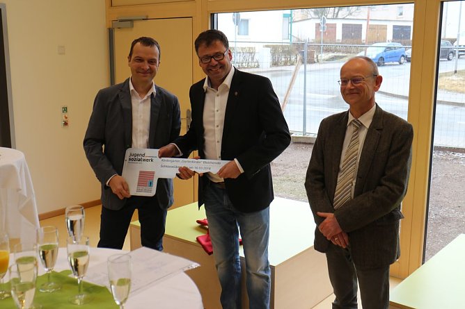 Architekt Tobias Winkler, B&uuml;rgermeister Frank Rostek und JuSoWe Chef Andreas Weigel (Foto: Angelo Glashagel)