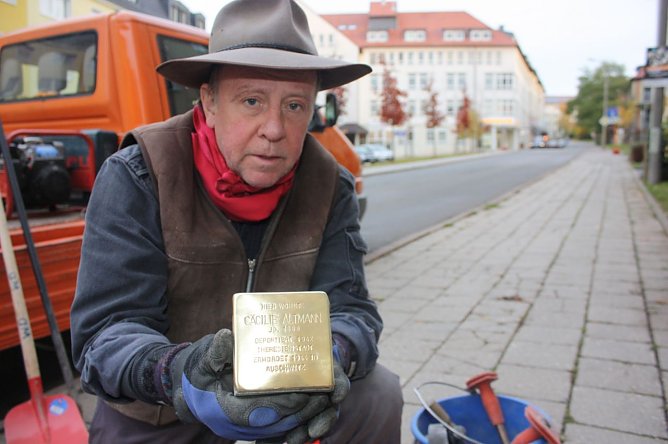 Der K&ouml;lner Aktionsk&uuml;nstler Gunter Demnig 2010 beim Verlegen des Stolpersteins f&uuml;r C&auml;cilie Altmann wird am Pferdemarkt (Foto: Ilona Bergmann, Pressestelle Stadtverwaltung)