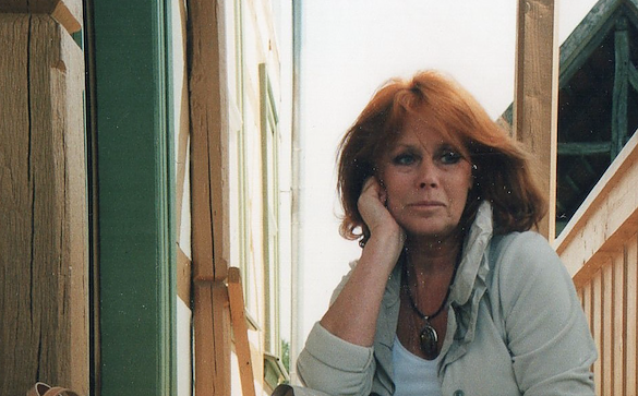 Doris Runge 2006 auf der Treppe des Geburtshauses Sarah Kirschs (Foto: Heidelore Kneffel)