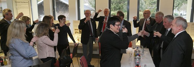 Gemeinsam angesto&szlig;en (Foto: nnz)