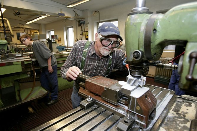 Die Anzahl &auml;lterer Arbeitnehmer steigt. Das macht ein st&auml;rkeres Engagement in der betrieblichen Gesundheitsf&ouml;rderung notwendig.  (Foto: pa Picture-Alliance)