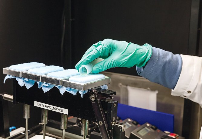 Die Reiniger sollen zeigen, was sie gegen Make-up auf einem Spiegel ausrichten k&ouml;nnen. (Foto: Stiftung Warentest)