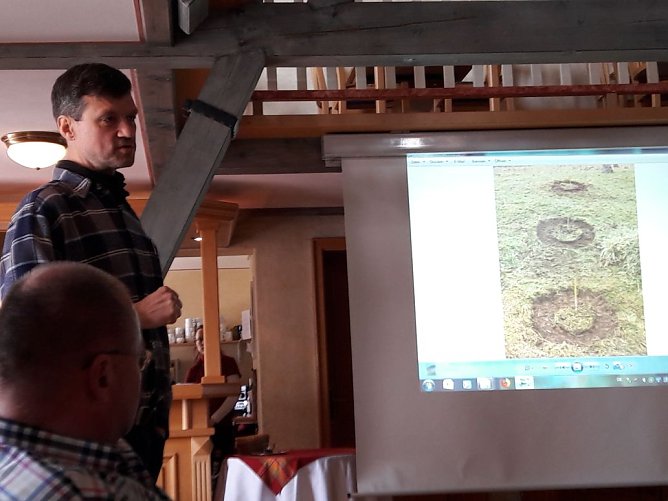 Bodo Schwarzberg &uuml;ber die Bem&uuml;hungen zur Erhaltung des vom Aussterben bedrohten Feld-Enzians in Nordth&uuml;ringen (Foto: Bodo Schwarzberg)