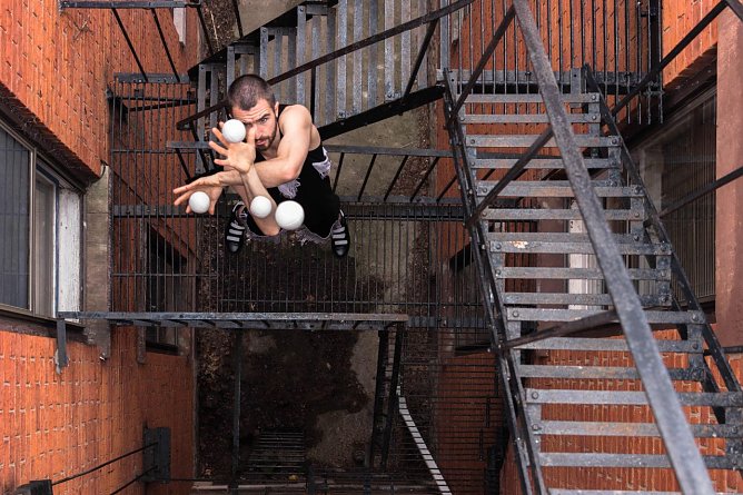 Wes Peden produziert neue, faszinierende Tricks am Flie&szlig;band - am 5. Mai wird er mit "Zebra" in Nordhausen zu sehen sein (Foto: Avi Pryntz Nadworny)