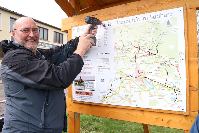 Der Vorsitzende des Nordh&auml;user ADFC Kar-Heinz Gr&ouml;pler bringt die letzte Schraube an der neuen Tafel an (Foto: Angelo Glashagel)