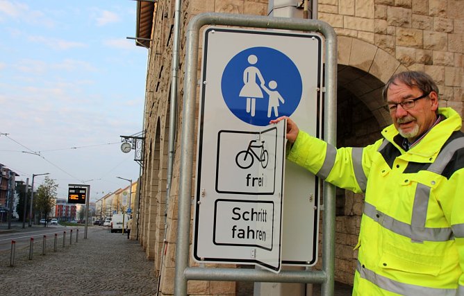 Marktmeister Andreas Heise kann das Verkehrsschild variieren (Foto: Ilona Bergmann, Stadtverwaltung Nordhausen)