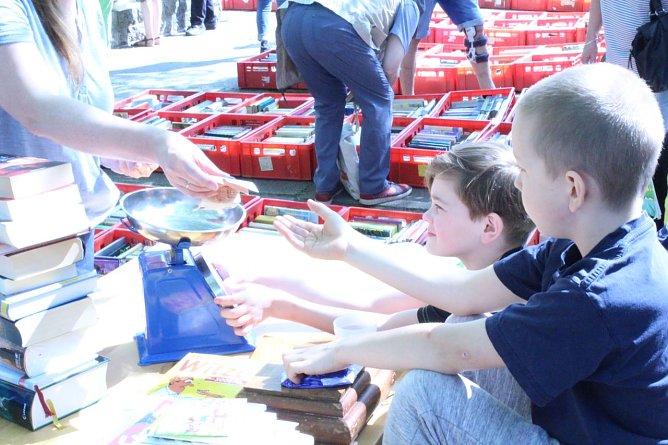 1,5 Tonnen B&uuml;cher abgewogen - KiLa B&uuml;cherflohmarkt 2018 (Foto: Frank Tuschy)