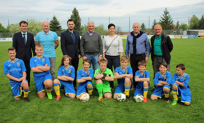 Fußballschule mit Klaus Fischer (Foto: Karl-Heinz Herrmann) Fußballschule mit Klaus Fischer (Foto: Karl-Heinz Herrmann)